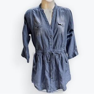 Lightweight Denim Blue Chambray Button Down Chore Shirt Model Off-Duty ~ M